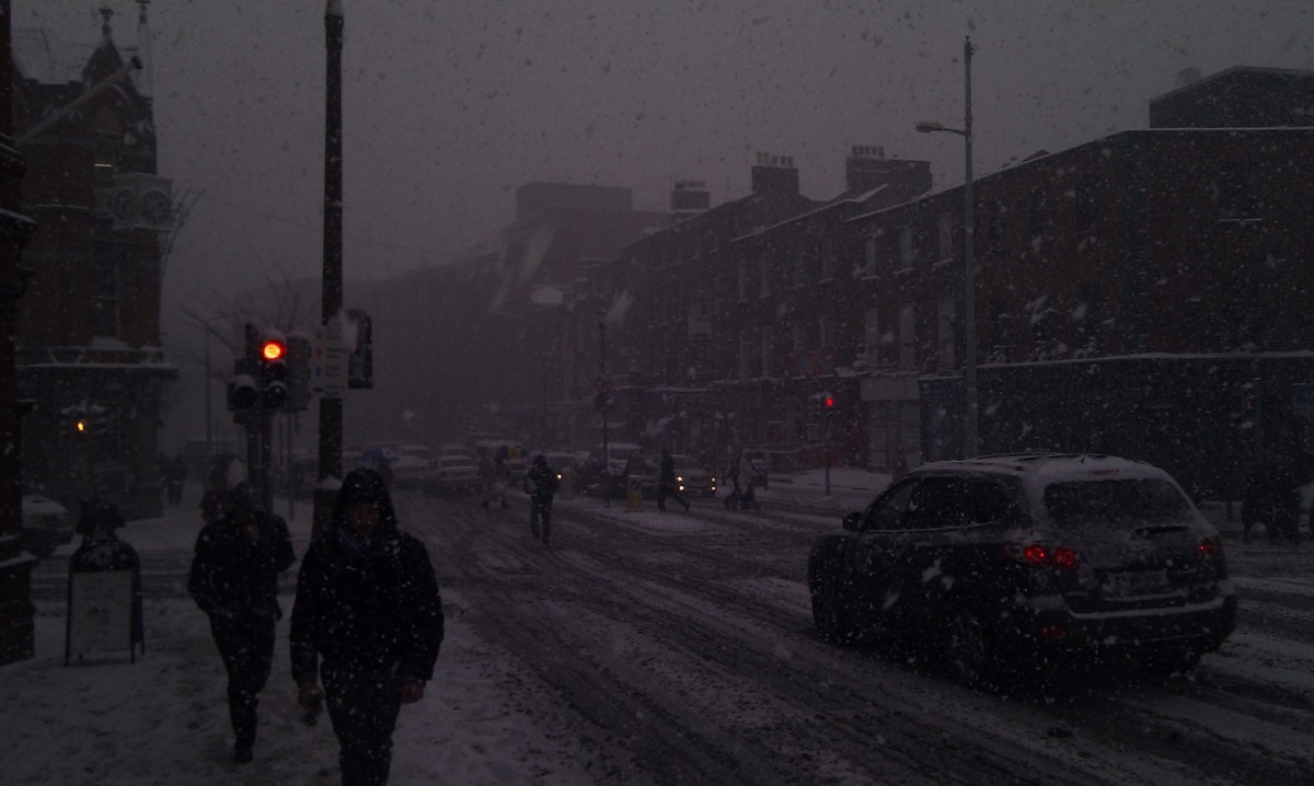 Holiday shoppers brave the winter weather