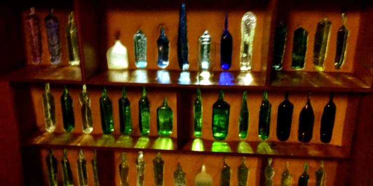 Glass bottle wall