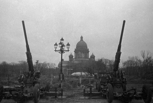 Anti-aircraft guns guarding the sky of Leningrad, 1 October 1941