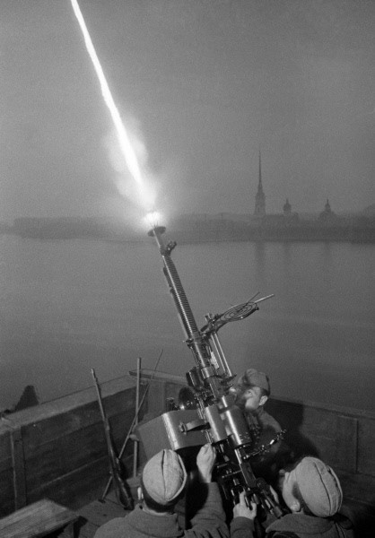 The anti-aircraft gun crew of Sergeant Fyodor Konoplyov shooting at enemy planes in Leningrad during World War II. Russia, Saint-Petersburg