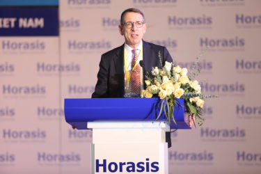 Frank-Jürgen Richter hablando en el Horasis Asia Meeting 2019.